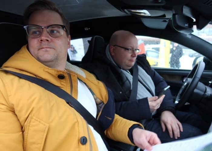 NikijaTaneli2 Kilpailijapari Niki Kari - Taneli Löyttyniemi (vas) ja Volvo C40 Recharge Twin. Kuva: Jaakko Riikonen