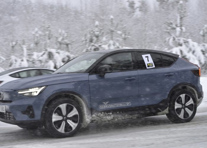 NikijaTaneli3 Niki Kari - Taneli Löyttyniemi ja Volvo C40 Recharge Twin. Kuva: Kari Kaistinen