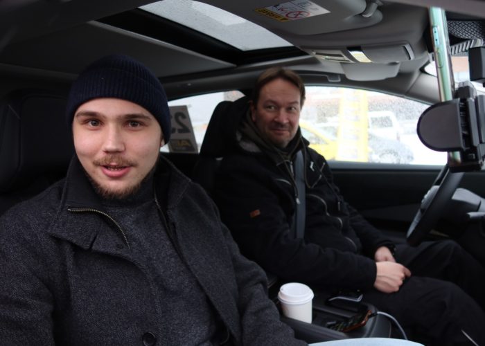 PetrijaJuho2 Kilpailijapari Petri Laine - Juho Koski (vas) ja Nissan Ariya 87 kWh Evolve 2WD. Kuva: Jaakko Riikonen